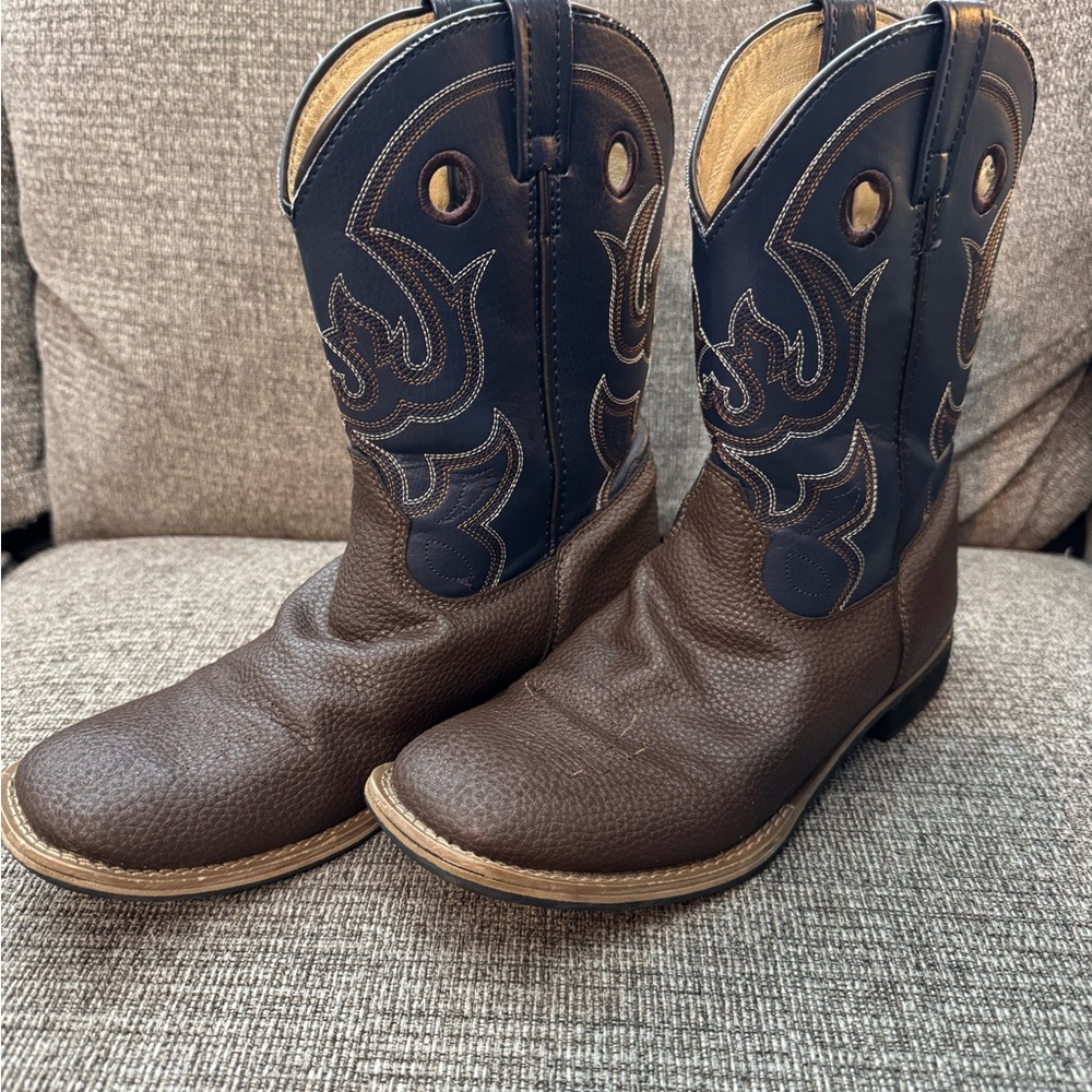 🚫 SOLD 🚫 Magellan Outdoors Kids Boots